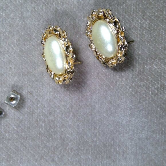 Gold color cream pearl like stone earrings pair - Picture 3 of 3